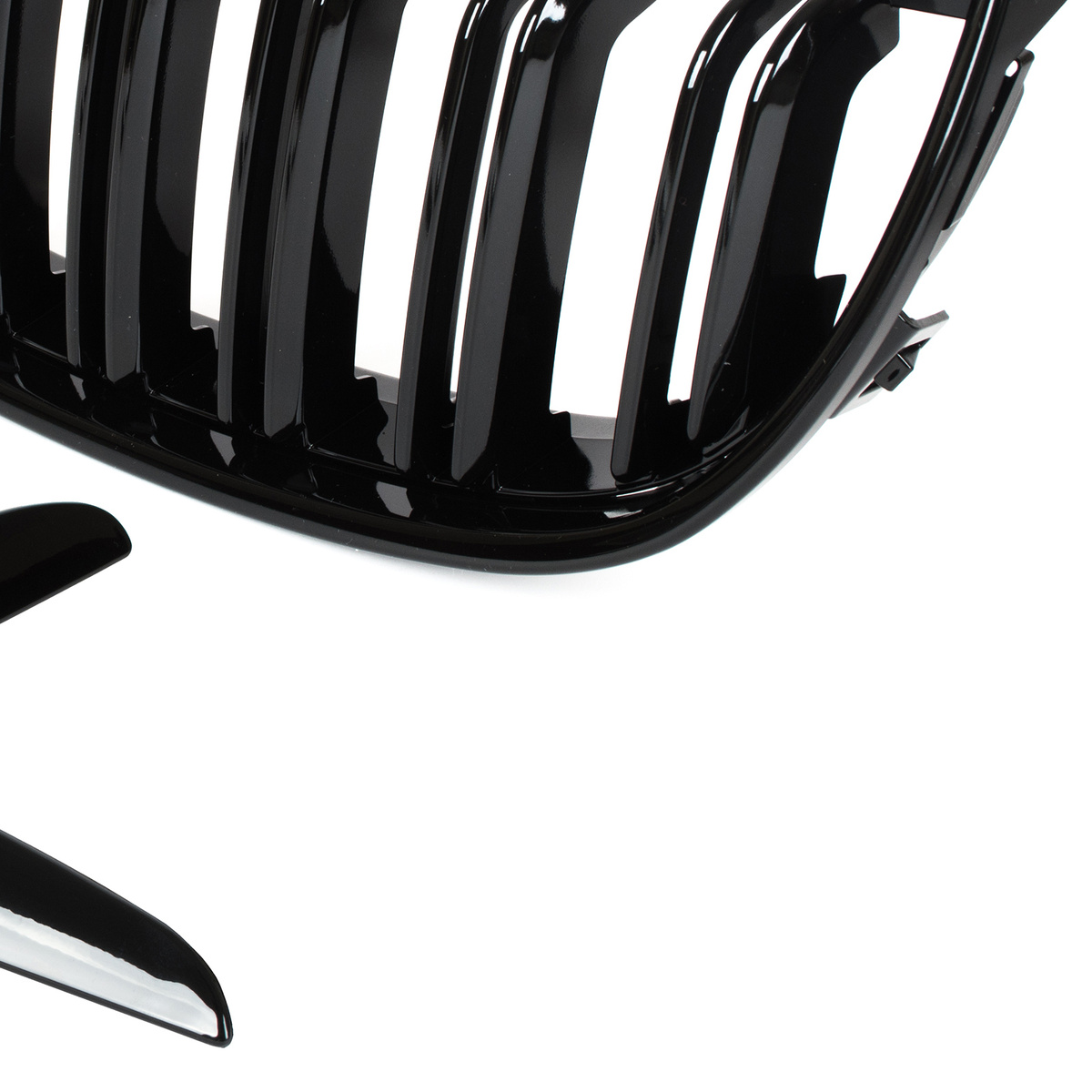 BMW 3 E90 / E91 04-09 SEDAN / KOMBI atrapy między reflektory (nerki) lewa + prawa kpl. BLACK GLOSSY DOUBLE BAR WYGIĘTE ŻEBERKA